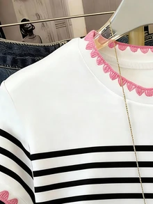 SHEIN 少女 3-in-1 盲盒隨機發貨 1件裝，甜美風對比色短袖 T-shirt，仿櫻花粉水鑽蝴蝶結印花短版上衣，黑白條紋愛心仿刺繡蕾絲圖案印花 T-shirt，奶油白與粉色領口騎士 Logo，百搭設計，春夏日常學院風，戶外運動必備 - 彩色 - 查看 5