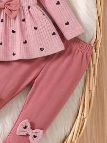 SHEIN 新生兒春秋棕色溫柔風愛心滿版印花黑色蝴蝶結裝飾針織泡泡袖套頭上衣搭配黑色蝴蝶結裝飾純黑修身長褲2件套，適合外出、居家、休閒、運動、聖誕節、派對 - 淺粉色 - 查看 3