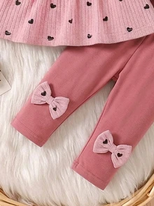 SHEIN 新生兒春秋棕色溫柔風愛心滿版印花黑色蝴蝶結裝飾針織泡泡袖套頭上衣搭配黑色蝴蝶結裝飾純黑修身長褲2件套，適合外出、居家、休閒、運動、聖誕節、派對 - 淺粉色 - 查看 4