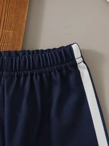 SHEIN 2件組幼童波羅衫短袖套裝 海軍藍夏季休閒海灘條紋裝飾 附馬匹圖案斜背包 彈性褲口長褲套裝 - 藏藍色 - 查看 8