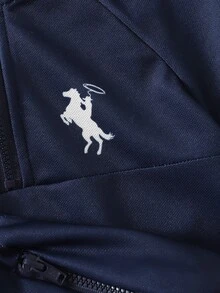 SHEIN 2件組幼童波羅衫短袖套裝 海軍藍夏季休閒海灘條紋裝飾 附馬匹圖案斜背包 彈性褲口長褲套裝 - 藏藍色 - 查看 5