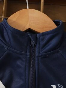 SHEIN 2件組幼童波羅衫短袖套裝 海軍藍夏季休閒海灘條紋裝飾 附馬匹圖案斜背包 彈性褲口長褲套裝 - 藏藍色 - 查看 4