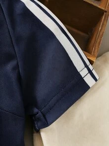 SHEIN 2件組幼童波羅衫短袖套裝 海軍藍夏季休閒海灘條紋裝飾 附馬匹圖案斜背包 彈性褲口長褲套裝 - 藏藍色 - 查看 6