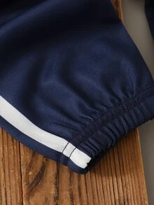 SHEIN 2件組幼童波羅衫短袖套裝 海軍藍夏季休閒海灘條紋裝飾 附馬匹圖案斜背包 彈性褲口長褲套裝 - 藏藍色 - 查看 9