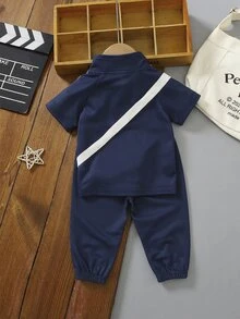 SHEIN 2件組幼童波羅衫短袖套裝 海軍藍夏季休閒海灘條紋裝飾 附馬匹圖案斜背包 彈性褲口長褲套裝 - 藏藍色 - 查看 2