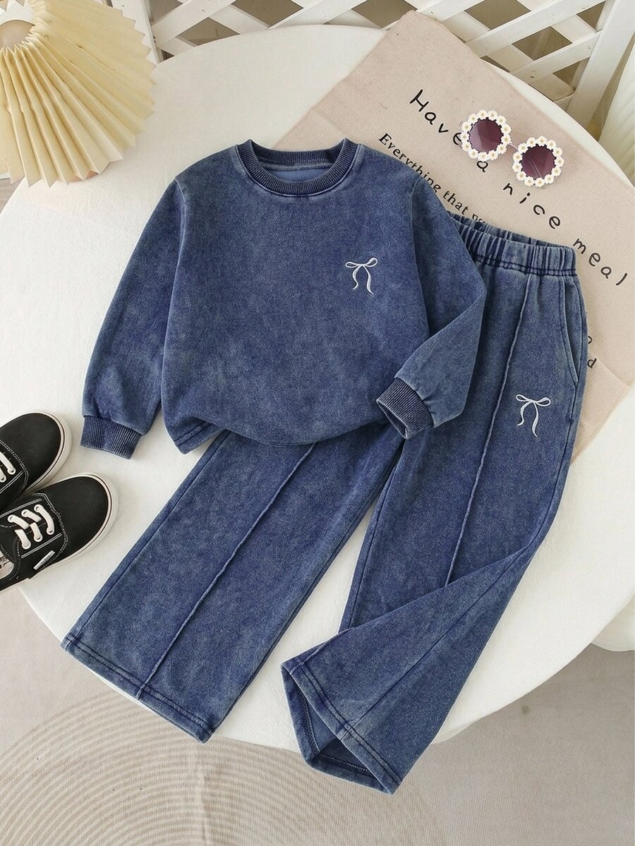 Girls Spring/Autumn Denim Knit 2-Piece Set, Top With Round Neck Long Sleeve Cropped Design, Ribbed Cuffs, White Bow Embroidery On Left Chest, Matching Wide Leg Pants With White Bow Embroidery, Washed Distressed Texture, Vintage Casual Style, Suitable For Spring/Autumn Wear