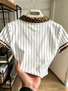 Resyla 美式運動黑白對比條紋英文字印花修身短版 Polo 衫，復古學院風休閒夏季短袖 T-shirt - 彩色 - 查看 2