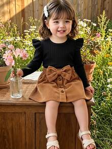 SHEIN Elladie kids 幼兒秋冬套裝，黑色荷葉邊飛袖上衣與焦糖棕大蝴蝶結迷你裙，復古時尚風格，適合日常穿著與拍照 - 黑色 - 查看 1
