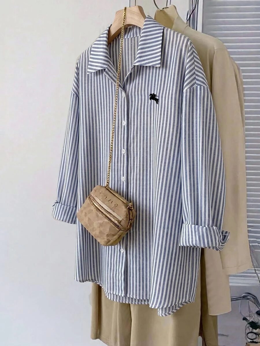 SHEIN LUNE 大尺碼女款藍白馬術印花單排扣休閒襯衫,1960s 90s 風格,百搭日常出行,適合秋季辦公室、學校、大學、社團 - 藍色 - 查看 1