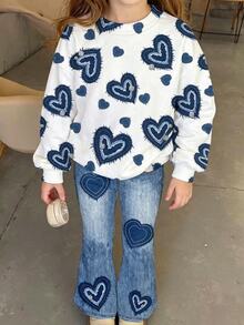 SHEIN 抓絨內裡復古愛心印花Chill Chill女童休閒極簡寬鬆圓領長袖衛衣＋喇叭褲兩件套，適合秋冬街頭復古風，舒適隨性，兒童秋冬疊穿Y2K運動套裝，適合外出與街拍 - 彩色 - 查看 4