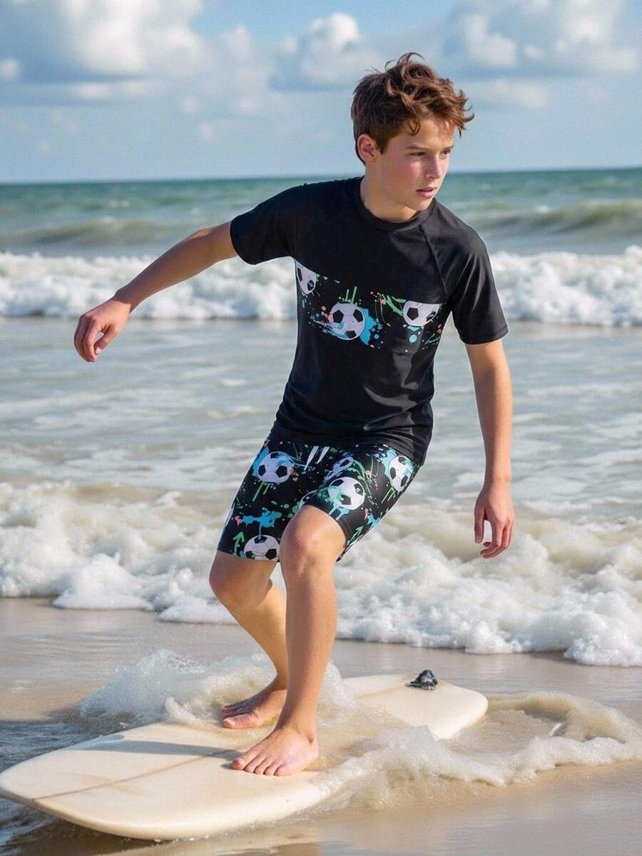 SHEIN 青少年男孩黑色夏季休閒海灘足球印花泳裝套裝,圓領短袖T恤與短褲 - 彩色 - 查看 1
