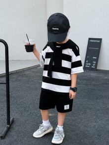 SHEIN Little Byeori 两件套男童休闲运动学院风文艺复古黑白条纹圆领T恤搭配白色短裤，配披肩装饰，适合儿童穿着，适合男童返校穿着，也适合生日派对、晚宴、演出、婚礼、洗礼、开幕式、日常穿着，适合上学、旅行、度假，适合春夏季节、毕业典礼等场合，男童套装。 - 黑與白 - 查看 4