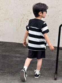 SHEIN Little Byeori 两件套男童休闲运动学院风文艺复古黑白条纹圆领T恤搭配白色短裤，配披肩装饰，适合儿童穿着，适合男童返校穿着，也适合生日派对、晚宴、演出、婚礼、洗礼、开幕式、日常穿着，适合上学、旅行、度假，适合春夏季节、毕业典礼等场合，男童套装。 - 黑與白 - 查看 2