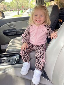 SHEIN Playful Pals 女嬰外套套裝 蝴蝶結 秋冬休閒連帽運動時尚 蝴蝶甜美百搭 米色黑色印花外套 蓬蓬夾克 - 粉色 - 查看 1