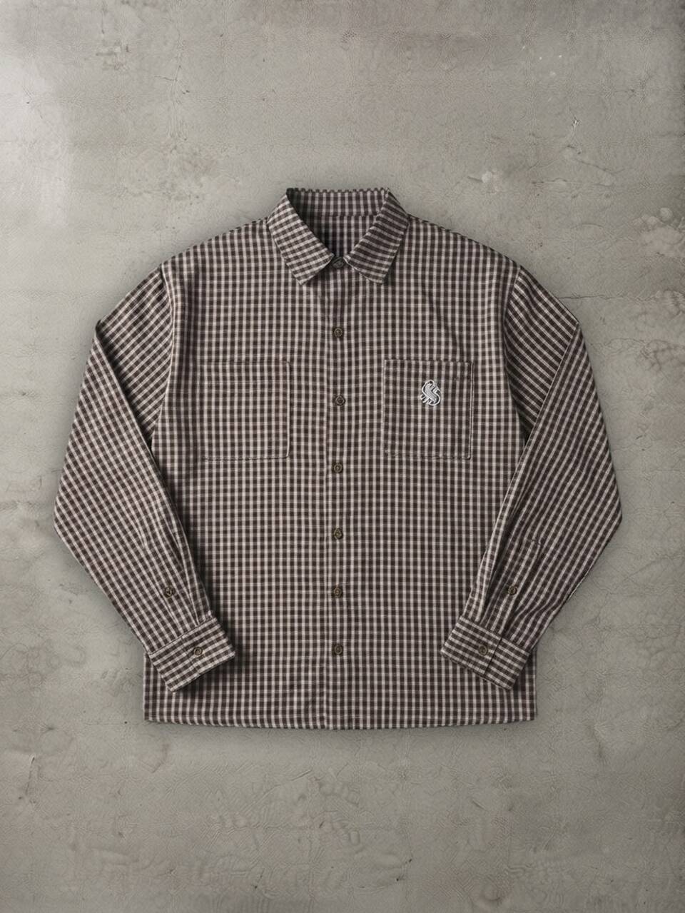 Camisa corta a cuadros con cuello extendido, manga larga, botones delanteros, bolsillo en el pecho y detalle de logotipo bordado