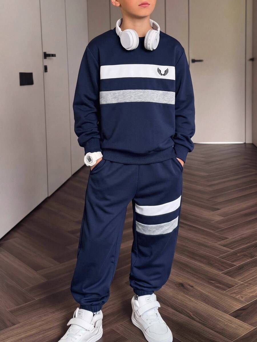 SHEIN 2件組青少年男孩時尚衛衣與長褲套裝,胸前翅膀印花,酷炫街頭風,獨特時尚,柔軟舒適面料,易穿脫,適合春秋季,適用於各種場合,適合上學與外出,熱銷青少年男孩必備兩件套,秋冬/秋季 - 藏蓝色 - 查看 1