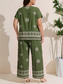 SHEIN LUNE 2件組大尺碼女款軍綠色夏季波希米亞休閒度假套裝，短袖V領T恤與長褲，優雅時尚 - 彩色 - 查看 3