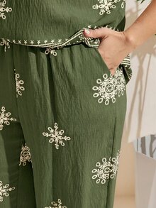 SHEIN LUNE 2件組大尺碼女款軍綠色夏季波希米亞休閒度假套裝，短袖V領T恤與長褲，優雅時尚 - 彩色 - 查看 6