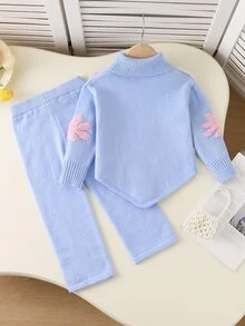 SHEIN Vintaside Kids 2件組女童毛衣套裝，淺藍色高領不對稱下擺，簡約清新粉色與白色花卉提花圖案套頭毛衣，搭配淺藍色直筒毛衣長褲，溫柔甜美風格，適中厚度，整齊下擺，緊口袖口，精緻圖案，舒適適合日常穿著、外出、上學及其他場合，適用秋冬 - 藍色 - 查看 2