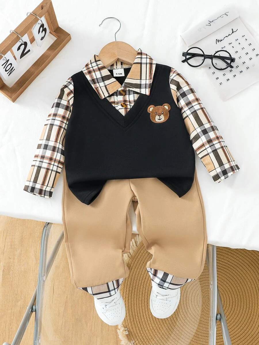 SHEIN Playful Pals 男嬰格紋卡通圖案 2 合 1 POLO 衫與長褲休閒日常套裝 - 卡其色 - 查看 1