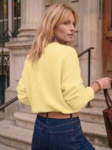 SHEIN [محتوى صوف 5%] كنزة صوفية محبوكة للنساء، نسخة مطورة فاخرة جديدة للخريف/الشتاء، بلون أصفر فاتح، بياقة دائرية، فضفاضة، بتصميم بسيط، بأكتاف منسدلة، مناسبة للعطلات والارتداء اليومي والعمل والتنقل - Butter Yellow - مشاهدة 2