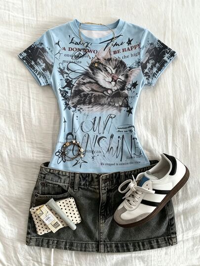 IslaSuriya Women's Y2K Cat All-Over Print Slogan Round-Neck Short-Sleeve Fitted Casual T-Shirt, Spring/Summer Printed T-Shirt, Women's Top For Spring, Summer, And Fall