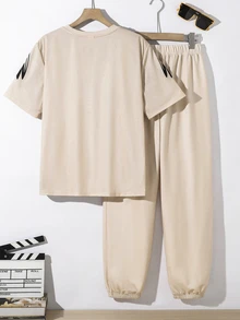 SHEIN 2件組青少年男孩休閒卡其色天使之翼印花短袖T恤與長褲套裝，舒適面料，適合秋冬、學校、家庭聚會、返校、運動、玩耍、生日派對、攝影、度假、節日、街頭穿搭 - 卡其色 - 查看 5