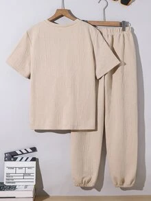 SHEIN 2件組青少年男孩休閒韓系裝飾Logo紋理布料圓領T恤與長褲，舒適面料，適合秋冬、學校、家庭聚會、開學季、生日派對、拍照、度假、假期，運動風，舒適好穿 - 杏色 - 查看 3