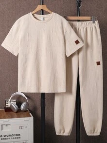 SHEIN 2件組青少年男孩休閒韓系裝飾Logo紋理布料圓領T恤與長褲，舒適面料，適合秋冬、學校、家庭聚會、開學季、生日派對、拍照、度假、假期，運動風，舒適好穿 - 杏色 - 查看 2