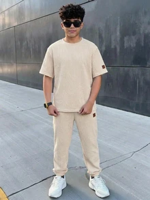 SHEIN 2件組青少年男孩休閒韓系裝飾Logo紋理布料圓領T恤與長褲，舒適面料，適合秋冬、學校、家庭聚會、開學季、生日派對、拍照、度假、假期，運動風，舒適好穿 - 杏色 - 查看 1