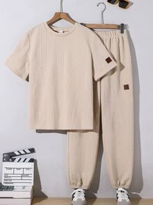 SHEIN 2件組青少年男孩休閒韓系裝飾Logo紋理布料圓領T恤與長褲，舒適面料，適合秋冬、學校、家庭聚會、開學季、生日派對、拍照、度假、假期，運動風，舒適好穿 - 杏色 - 查看 4