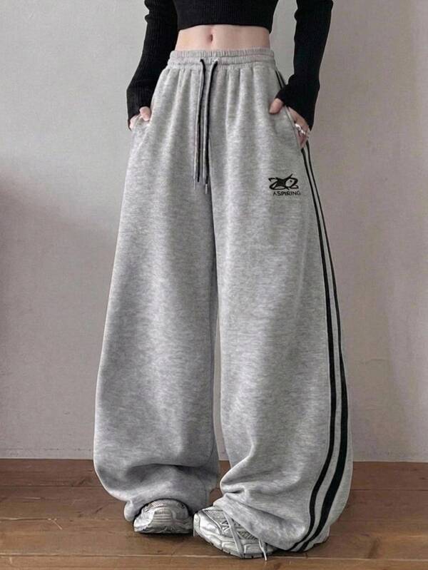 DAZY Celana Sweatpants Kasual Longgar Wanita Gaya Streetwear dengan Garis Samping Kontras, Tali Serut di Pinggang, Pinggang Elastis, Bordir Bermotif, Manset Tali Serut, Musim Semi/Gugur