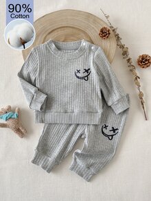 SHEIN 新生兒微笑臉圖案圓領長袖上衣與長褲休閒日常穿搭套裝 - 灰色 - 查看 1