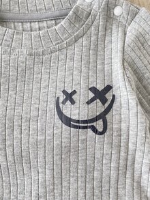 SHEIN 新生兒微笑臉圖案圓領長袖上衣與長褲休閒日常穿搭套裝 - 灰色 - 查看 5