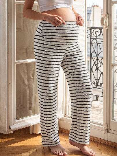 SHEIN Pantalones de maternidad cómodos para uso en casa con cintura ajustable, banda elástica, soporte para el vientre, pierna recta, tejido de punto jacquard a rayas, blanco, elegante para sesión de fotos de otoño