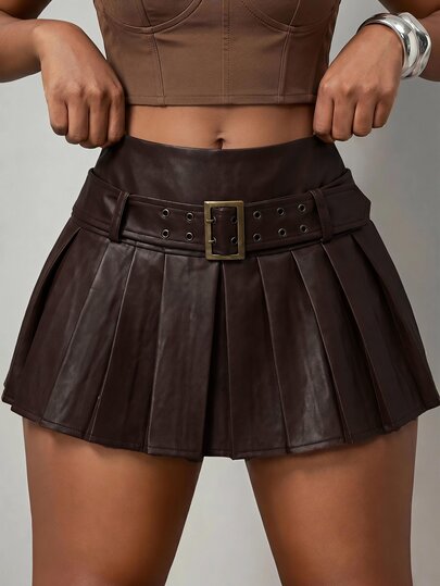 Slaydiva Minifalda plisada de cuero sintético marrón oscuro de cintura alta para mujer con cinturón de hebilla metálica vintage y ojales, falda corta A‑Line de PU, estilo Y2K para Halloween y fiesta de Navidad