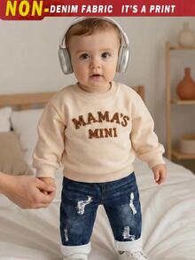 SHEIN Playful Pals 2件套/男嬰服飾時尚休閒可愛運動風秋冬新款，刺繡英文字母圖案，杏色長袖圓領衛衣上衣 + 藍色休閒牛仔風長褲，柔軟舒適面料，適合日常穿著或戶外 - 杏色 - 查看 4