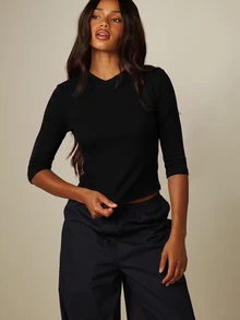 MISSGUIDED Ribbed Fitted Cropped Top With V-Neckline And Three-Quarter Sleeves - Slim Fit Stretch Knit Layer For Spring Summer - Black - View 4