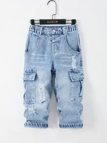 SHEIN 男童牛仔長褲，四季街頭休閒風，淺藍色水洗牛仔色，多口袋工裝設計，破洞磨損與鹽洗效果，寬鬆直筒版型，舒適柔軟優質棉牛仔面料，適合搭配印花T恤與休閒運動鞋日常穿著，適合日常出遊、朋友聚會與玩耍 - 中等水洗藍 - 查看 1