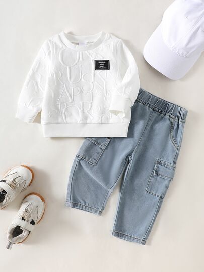 SHEIN Playful Pals 2 peças/Conjunto Roupa Casual Unissex para Bebê Menino de 0-3 Anos, Incluindo 1 Suéter de Gola Redonda de Manga Longa com Estampa Gráfica de Letra Texturizada Combinado com Calça Denim com Bolso e Cintura Elástica Azul, Adequado para Casual, Outdoor, Viagem, Roupa de Bebê Menino/Menina para Primavera, Outono e Inverno, Conjunto de Roupas de Bebê Menino para Outono e Inverno
