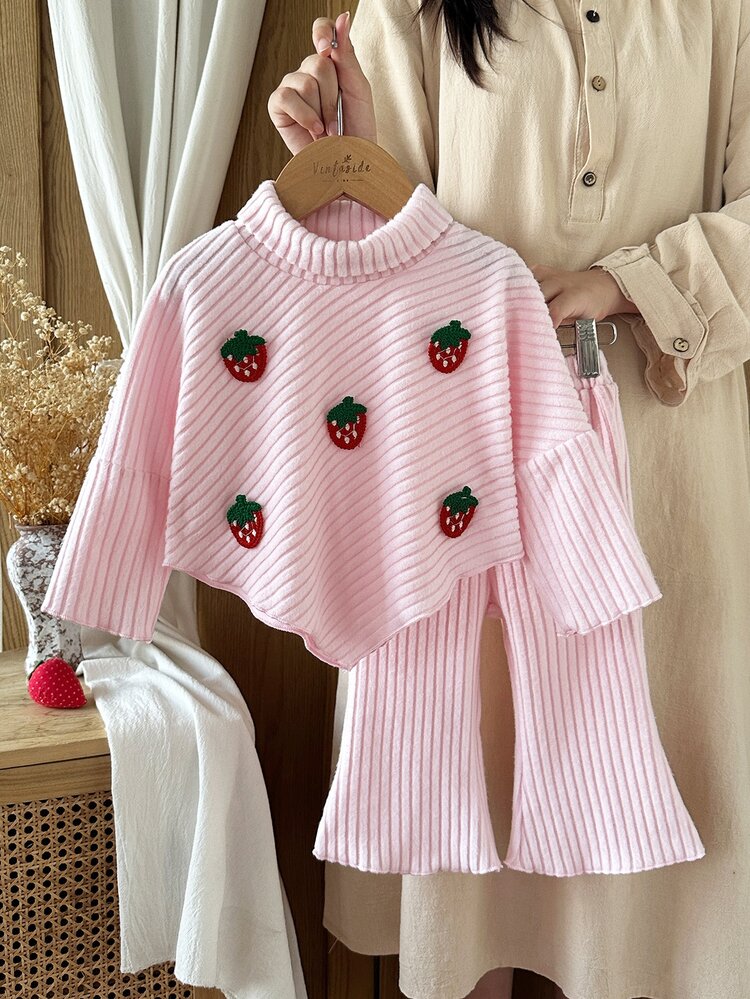 SHEIN Vintaside Kids 女嬰 0-3 歲秋季刺繡草莓羅紋針織長袖上衣與喇叭褲套裝，粉紅色，適合日常穿著，高領休閒日常穿搭 - 粉色 - 查看 1