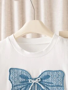 SHEIN Elladie kids 少女開學季夏季白色藍色甜美酷風牛仔兩件套，亮片刺繡蝴蝶結短版T恤配黑色緞帶蝴蝶結牛仔褲 - 藍色 - 查看 6