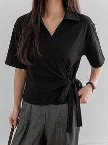 DAZY 女款夏季黑色 Polo 衫，不對稱門襟、側綁帶收腰，休閒商務極簡寬鬆短袖 T-shirt - 黑色 - 查看 1
