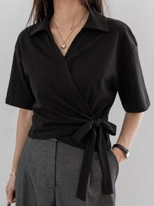 DAZY 女款夏季黑色 Polo 衫，不對稱門襟、側綁帶收腰，休閒商務極簡寬鬆短袖 T-shirt - 黑色 - 查看 2