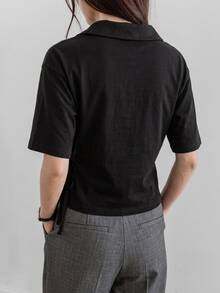 DAZY 女款夏季黑色 Polo 衫，不對稱門襟、側綁帶收腰，休閒商務極簡寬鬆短袖 T-shirt - 黑色 - 查看 3
