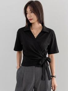 DAZY 女款夏季黑色 Polo 衫，不對稱門襟、側綁帶收腰，休閒商務極簡寬鬆短袖 T-shirt - 黑色 - 查看 5