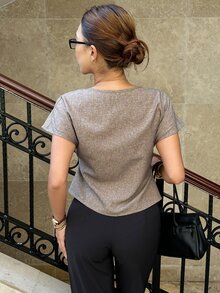 Siren Gaze Coffee 優雅 V 領短袖上衣，秋季優雅韓風休閒不對稱修身通勤上衣，金屬鈕扣 - 卡其色 - 查看 3