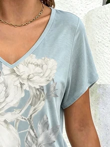 SHEIN LUNE 女款大尺碼V領T恤，灰藍色花卉印花圖案，夏季休閒性感，通勤風，優雅正式度假款 - 彩色 - 查看 5