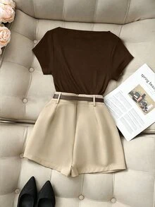 Franclia 夏季新款休闲百搭黑色褶皱不对称肩部紧身短袖上衣搭配卡其色短裤，女士抽绳短裤裙，春夏两件套，女士休闲套装裤，春季女士两件套休闲套装，春夏服装，女士夏季穿搭，适合度假和通勤。 - 棕色 - 查看 2