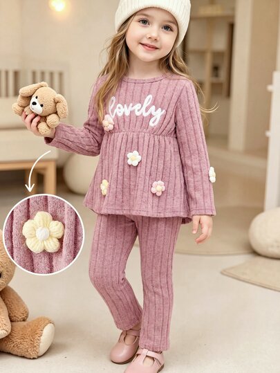 SHEIN Elladie kids طقم ملابس خريف للبنات الصغيرات من قطعتين باللون الوردي، ملابس علوية بيبلم بأكمام طويلة من قماش محبوك مضلع مع حرف جميل ورقعة زهور ثلاثية الأبعاد، مع بنطال ليجنز، ملابس خريفية لطيفة